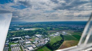 Blick auf das Gewerbegebiet Stubenwald aus der Flugzeugkanzel. Die Erträge aus der Gewerbesteuer sind in Bensheim von einem Anteil von 52 Prozent auf aktuell 24 Prozent gesunken und reißen ein Millionenloch in den städtischen Haushalt.