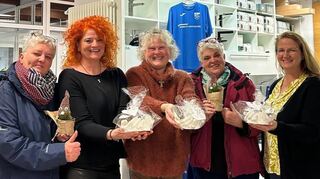 Sabine Bormuth (links) hat eine neue Spendenaktion gestartet. Unser Bild zeigt (v.l.) Helga Schmidtke (Sternenkinderzentrum Odenwald), Doris Kellermann (Hospiz Bergstraße), Brigitte Pfeifer und Sandra Köhler (Ahrtalhilfe).