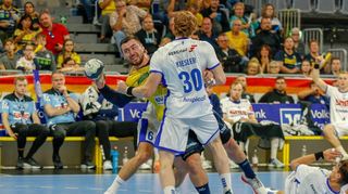 Löwe Jannik Kohlbacher (links) im Zweikampf mit dem Gummersbacher Tom Kiesler – dieses Duell wird es dieses Jahr vermutlich nicht mehr geben.