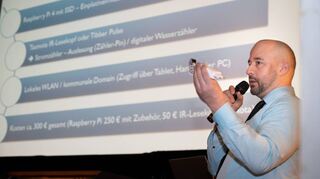 Tobias Hübner Anfang Februar im Saalbau-Kino Heppenheim, wo die Preisträger des Wettbewerbs PV-Pioneers-Plus ihre Projekte vorstellten. Er hatte ein System zur Analyse der Zählerinfrastruktur von kommunalen Liegenschaften entwickelt.