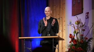 Anstelle einer traditionellen Verabschiedung wählte Holger Habich (Bild links) ein ungewöhnliches Programm mit nur zwei Reden und einem musikalischen Rahmen, gestaltet von Lukas Rommelspacher, Nora Friedrichs, Theo Lebow und Thomas Faulkner (Bild rechts, v.l.). Der scheidende Bürgermeister bedankte sich bei den Mitarbeiterinnen und Mitarbeitern der Stadtverwaltung, engen Weggefährten und seiner Mutter für ihre Unterstützung.