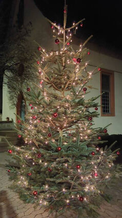 In Langwaden wurde ein Weihnachtsbaum vor der kleinen Kapelle aufgestellt und hübsch mit Lichterketten und Kugeln geschmückt.