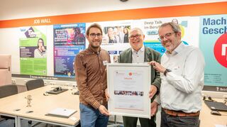 Bei der Eröffnung der Strahlemann Talent-Company an der Geschwister-Scholl-Schule nahmen in Vertretung des verhinderten Schulleiters der GSS Tim Schmöker (rechts) und Marcel Keller (links) die Urkunde aus den Händen von Franz-Josef Fischer, Geschäftsführender Vorsitzender der Strahlemann Stiftung, entgegen.