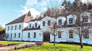 Was vom Schlosskomplex geblieben ist: der Karlsberger Hof, das Baumagazin an der früheren Auffahrt zum Schloss dahinter. Heute befindet sich das Gebäude im Besitz der Karlsberg-Brauerei.