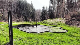 Von rechts kam einst ein Wasserfall, der dann drei nacheinander gelegene Weiher speiste und zuletzt eine kleine Grotte umschloss.