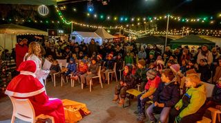 Vorweihnachtliche Stimmung am ersten Adventswochenende im Auerbacher Kronepark: Das Christkind las an beiden Tagen für die kleinen Besucher eine Geschichte vor und der Nikolaus schaute mit prall gefülltem Sack auch vorbei.