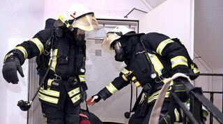 Die Atemschutzgeräteträger drangen mit einer Schlauchleitung in das Gebäude ein und erklommen die Stockwerke.