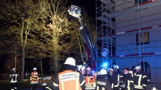 Die Feuerwehrmänner und -frauen wurden durch die Brandmeldeanlage des Seniorenheims „Parkhöhe“ alarmiert.