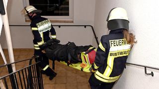 Zunächst wurden die verletzten Personen zügig gerettet und versorgt. Anschließend widmeten sich die Einsatzkräfte der Brand-bekämpfung.
