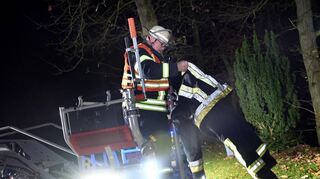 Schnell war der erste „Verletzte“ – in diesem Fall eine Feuerwehrpuppe – vom Baugerüst in Sicherheit gebracht worden.