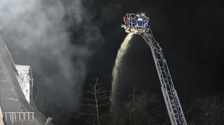 Auch das Drehleiterfahrzeug kam zum Einsatz. Um jedoch keinen Wasserschaden zu verursachen, wurden die Strahlrohre in Richtung Wald gehalten.