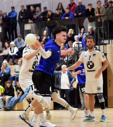 Der HC VfL (Julian Lautenscheidt beim Wurf) kam ausgerechnet im Derby gegen den SV Erbach (von links: Lukas Klenk, Oliver Heß) zum ersten Saisonsieg.