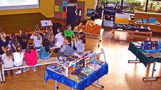 Um Bücher und das Lesen drehte sich alles bei beim Lesenachmittag in der Lindenfelser Carl-Orff-Schule. Eine Fürther Bücherei hatte Literatur zum Kaufen angeboten. Die Schüler selbst hatten sich mit Darbietungen auf diesen Nachmittag vorbereitet und verstanden es, ihre Gäste bestens zu unterhalten.