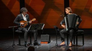 Avi Avital (l.) und Ksenija Sidorova bei ihrem Auftritt im Parktheater Bensheim.
