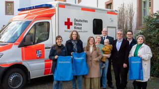 Bei Geburten im Rettungswagen konzentriert sich der Notarzt auf die Mutter, während die Hebamme das Neugeborene betreut. Der Körperkontakt zwischen Mutter und Kind soll durch spezielle Gurtsysteme gewährleistet werden.