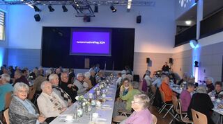 In der Mehrzweckhalle war die Kaffeetafel feierlich gedeckt. Zwischen den Beiträgen sorgte Jean Diehl für die Musik. Auch Weihnachtslieder wurden gesungen.