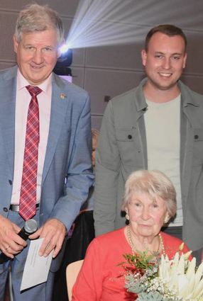 Die 94-jährige Sophie Elbert wurde von Glanzner (l.) und Philipp Wüst geehrt.