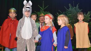 Die Schützlinge der Kindertagesstätte „Kleine Insel“ führten ein Krippenspiel auf. Als kurzfristig ein Hirte ausfiel, sprang Bürgermeister Glanzner (hinten mit Hut) ein.