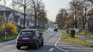Ein zentrales Anliegen von Juchems ist die Verbesserung der Verkehrssituation an der B3, da die Geschwindigkeitsbegrenzung von 50 km/h oft überschritten wird.