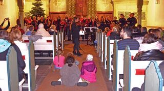 Mit einem Adventssingen mit internationalen Advents- und Weihnachtsliedern bereicherte der Projektchor Lautertal den Reichenbacher Adventsmarkt. Die Männer und Frauen sangen in einer vollbesetzten Kirche und erhielten viel Applaus.