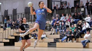 Völlig freistehend scheitert die Heppenheimerin Leonie Meyer im Bezirksoberliga-Derby an Erbachs Torhüterin Linda Flath; am Ende verlor sie mit dem HC VfL 23:25.