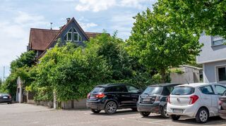 <p>Heute ist das Haus nicht mehr da, an gleicher Stelle befindet sich ein Parkplatz.<br></p>