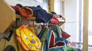 Kinderrucksäcke hängen in einer Garderobe einer Kita. (zu dpa: «Anschreien und schlagen - Wenn Kita-Kinder Gewalt ausgesetzt sind») +++ dpa-Bildfunk +++