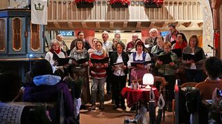 In der Kirche bot der Chor Vocapella zweimal eine Stuwwemussig mit vorweihnachtlichen Liedern und Geschichten.