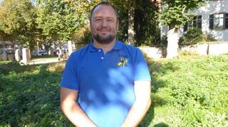 Sebastian Bommes schätzt das Naturgrün am Landratsamt in Heppenheim besonders, da ihm die naturnahe Begrünung in der Stadt am Herzen liegt.