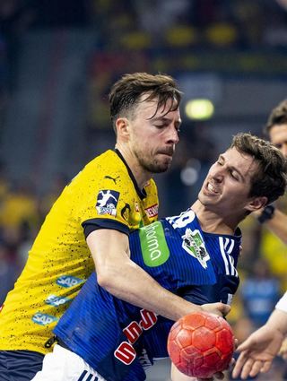 Löwe Patrick Groetzki (links) und der Hannoveraner Marius Steinhauser kämpfen um den Ball.