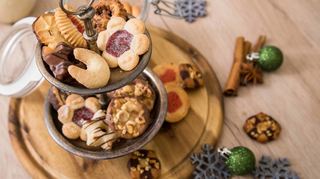 Zu viel Plätzchen genascht? Dagegen hilft Bewegung oder eine Art Intervallfasten – dabei lässt man zum Beispiel an einem Tag das Frühstück einfach ausfallen.