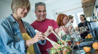 Geselligkeit gehört dazu, wenn man sich gesünder ernähren will.