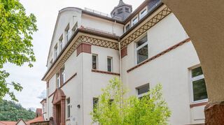 Der städtische Eigenbetrieb Kinderbetreuung plant, die Trägerschaft für die Ganztagsbetreuung an der Schossbergschule (Bild) und der Schillerschule bis spätestens Ende Juli 2025 zu beenden. Grund dafür ist, dass der Betrieb nicht wirtschaftlich, sondern für die Stadt mit hohen Zuschüssen verbunden ist.