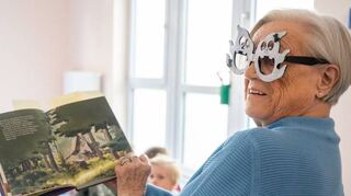 Marlies Wank ist „Wiederholungstäterin“ in Sachen Vorlesestunde und überraschte die Kinder in der Kita Weschnitzwichtel mit einer Geisterbrille.