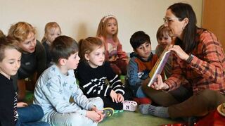 Auch BA-Mitarbeiterinnen und Mitarbeiter haben vorgelesen, wie hier Birgit Smektala in der Kita Friedensstraße. Gleich zweimal war sie im Einsatz.