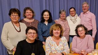 Unser Bild zeigt den für drei Jahre neu gewählten Vorstand des Katholischen Deutschen Frauenbundes – Zweigverein Einhausen, mit Bürgermeister Helmut Glanzner.