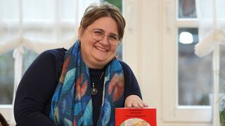 Christiane Weis hat passend zur Vorweihnachtszeit einen dritten Grewin-Band veröffentlicht, der den Leser am ersten Weihnachtsfest des süßen Drachen teilhaben lässt.