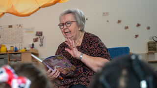 <p>Ute Kohler hat in der Kita St. Michael aus dem Kinderbuch vorgelesen.<br></p>