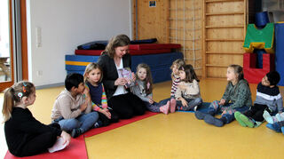 <p>Marion Mühlmeier bei der Vorlesestunde im Kindergarten Arche Noah.<br></p>