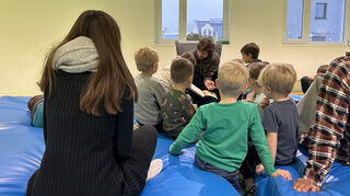 Felix Wolf beim Vorlesen in der Kita Wiesenkinder in Lorsch.