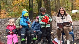 <p>Vorlesestunde mit Angelika Beckenbach im Waldkindergarten in Bensheim.<br></p>