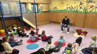 Jörg Huss im katholischen Kindergarten St. Nazarius in Lorsch.