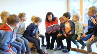 <p>Heidi Adam beim Vorlesen im Hemsberg-Kindergarten.<br></p>