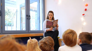 <p>Katja Simon bei der Vorlesestunde in der Kita Lerchengrund.<br></p>