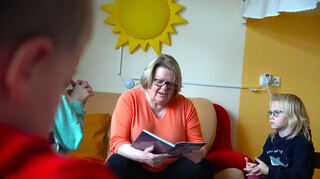 Vorlesestunde in der Kita in Rodau mit Karin Rettig.
