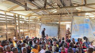 Ziemlich eng sitzen die Kinder zum Lernen in einer provisorisch zum Kindergarten umfunktionierten Kapelle in Mwandeti zusammen.