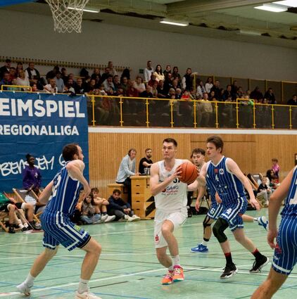 Die VfL-Basketballer hoffen heute im Hessenderby beim TV Langen auf das Mitwirken von Jan Tschakaloff (Mitte im weißen Trikot).