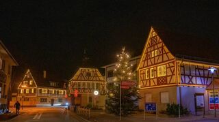 Ein Christbaum weist auf den neuen Standort hin: Unter den Platanen, in der Rue d’Attichy und auf dem Hallenbadplatz werden die Buden aufgestellt.