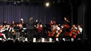 Große Fülle auf der Bühne beim Weihnachtskonzert des Bensheimer Goethe-Gymnasiums.