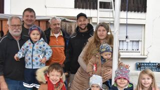 Erwachsene und junge Mitglieder trafen sich am Haus von Vorstandsmitglied Klaus Schumacher, um dort Holzrahmen mit heißem Fettfutter zu befüllen.
